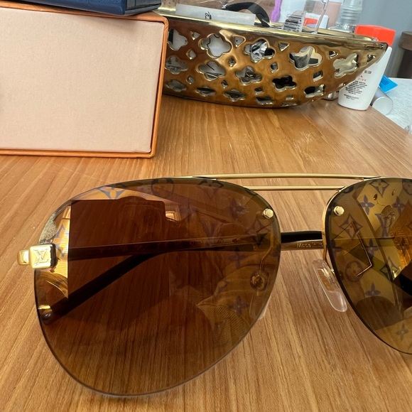 Louis Vuitton Clockwise Sunglasses - Picture 7 of 8